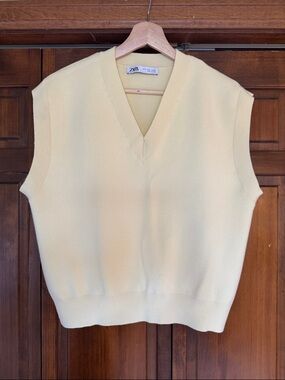 Zara Butter Yellow V-Neck Knit Sweater Vest Size Medium